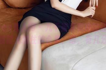 Xiuren秀人网 – 九千柒柒和她的红裙：原图被时光抓住的合集，唔，有几分懵懂