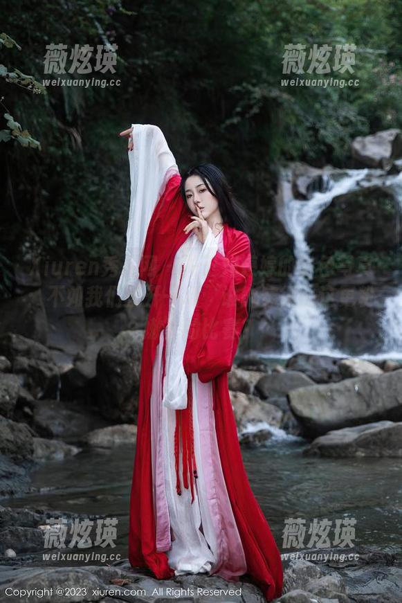 Xiuren秀人网 - 关于刘婷婷的粉色写真：不如我们就开一场‘谁能穿得比这更粉嫩’的比赛？