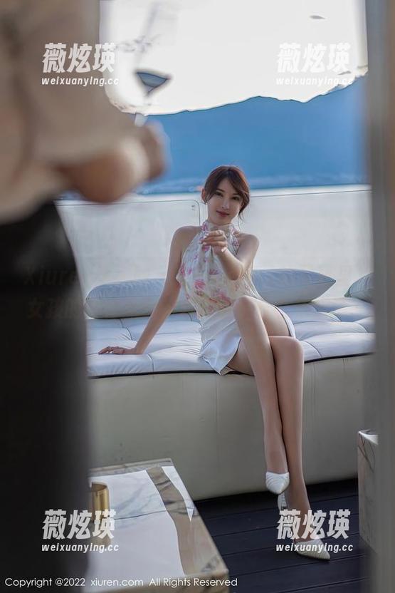 Xiuren秀人网 - 浅浅Danny的写真里，女孩的眼神流动，难道在说什么俏皮话？