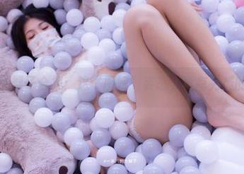 一米八的大梨子合集：这“厨娘”姿态，真有另类的吸引力。