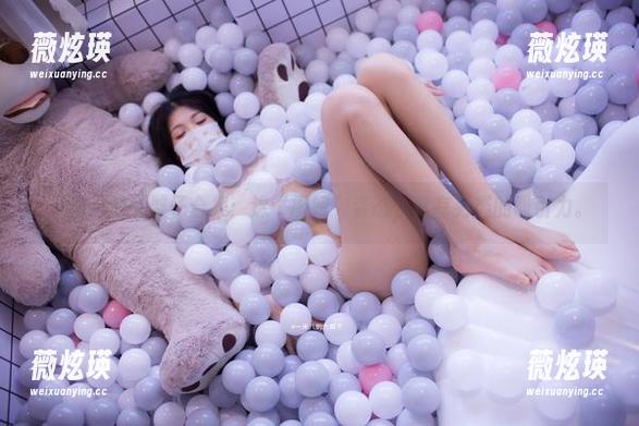 一米八的大梨子合集：这“厨娘”姿态，真有另类的吸引力。