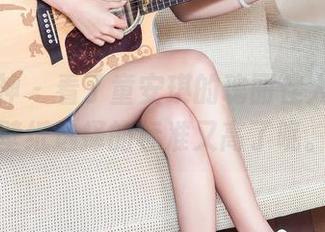 头条女神 – 看了童安琪的瑰丽佳人写真，壁纸选择的标准又高了呢。