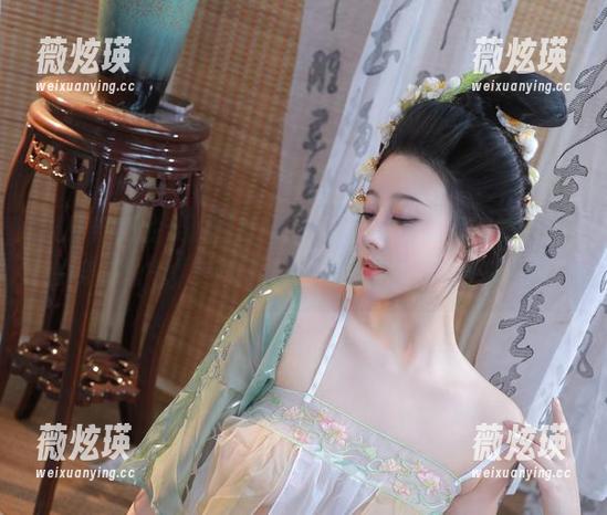 礼服系列的奈汐酱Nice，让我一看到就想重拾我的穿搭勇气，赶快下载这作品集，我决不剁手！