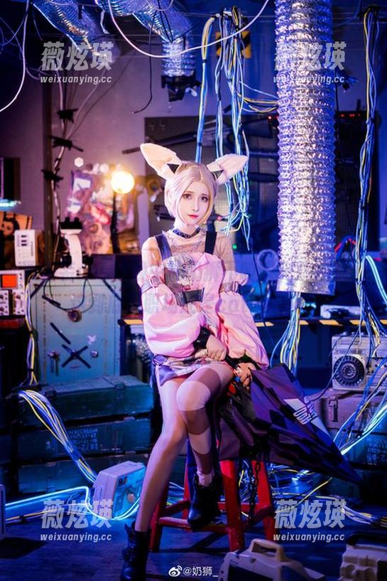 职业装cos变换中的奶狮不咬人光辉映耀，这到底是职场还是catwalk？