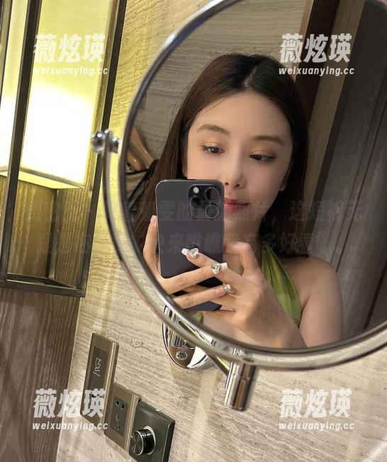 微密圈 - 跟着奶雯的最新照片，这短裤无疑是在叫嚣“快来瞧瞧我有多好看”。