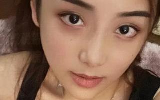微密圈 – 谁说银色吊带裙只能在舞会上？奶雯的私房图片颠覆你的想象。