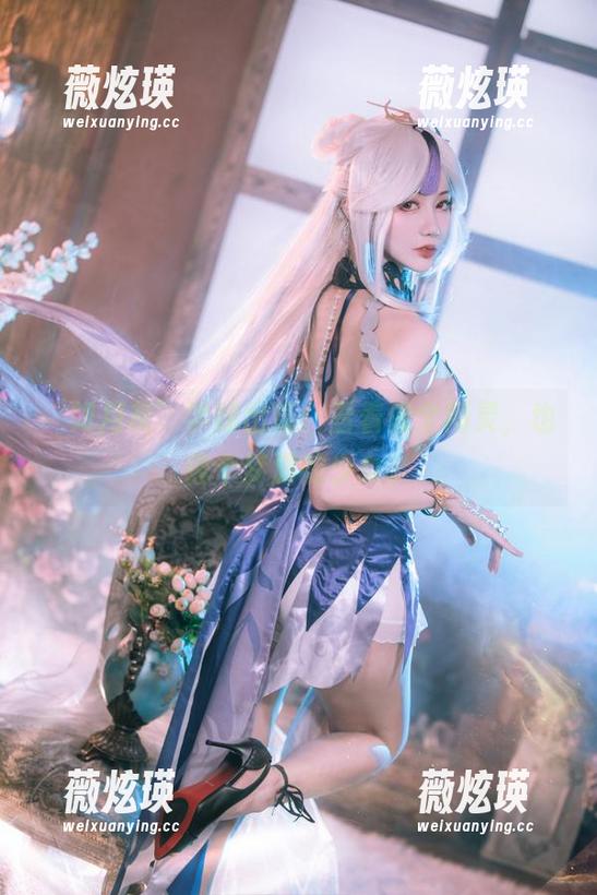“如月灰”学妹出镜：看着像个精灵，也像个梦游的少女。