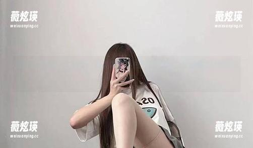 微密圈 - 婉柔yyyy嘛，头发顺着毛衣的线条飘逸，而美图就是她的背景板