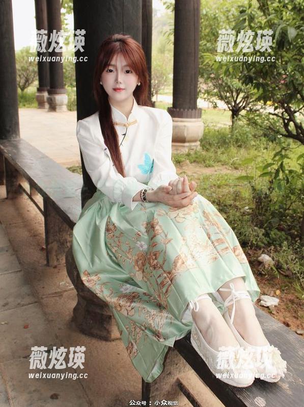 小众视觉 - 思思姐水手服大战，下载选哪个颜色才不会显得无聊？