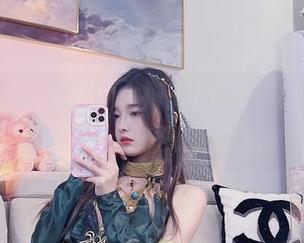 集合小小奶瓶儿的白开水毛衣，照片呢，质感满分却又毫无意味！