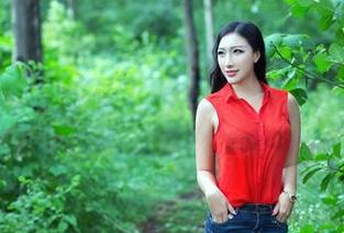 推女郎 – 套图中，杨伊时而优雅，时而俏皮，这样的剧情我喜欢。