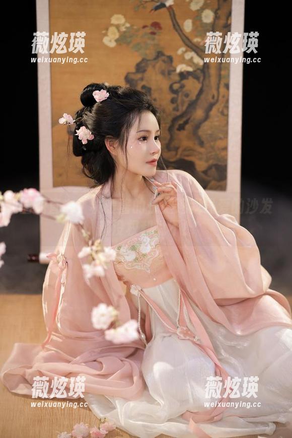 图册直击！桃暖酱的长腿连我最爱的沙发都没权利说不！