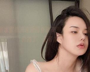微密圈 – 看着水蜜桃米米原图里的美脚，壁纸上的我好像也变得矜持了，无可救药。