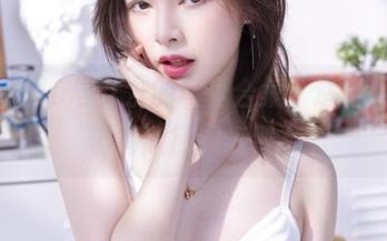 白露Bululu与女友的写真合集，适合躲在窗边悄悄欣赏的乐趣。