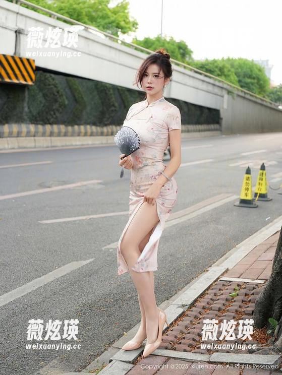 秀人网 - 白衬衫与白露小猪：这不是简单的写真，这是罩着白色光环的小猪火力全开！