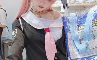 紫氯氯和她的小恶魔，照片里有种说不出的调皮？