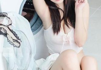 菠萝社 – 柳侑绮Sevenbaby睡衣写真集：是要爬上床还是回到工作台呀，纠结中…