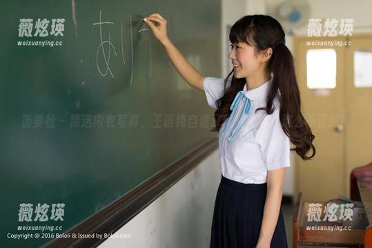 菠萝社 - 精选内衣写真，王语纯自信又风趣，就是这么不正经！