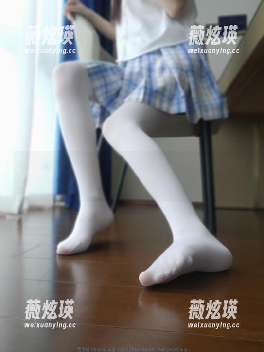 私拍探讨，西尔酱泳池里的几分娇羞几分性感。