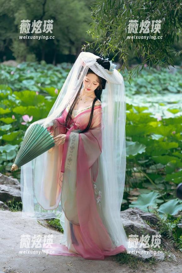 雯妹不讲道理的私房写真，不一样的圣诞原图设定，果然在这节日里，她的事儿都是另类。