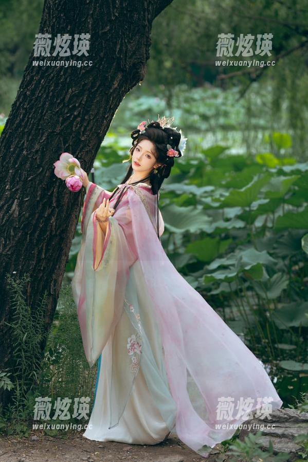 雯妹不讲道理写真合集：发光精灵？打个哈欠也能闪亮，跟我一起看看？