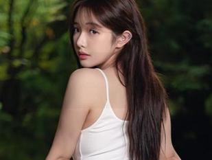 雯妹不讲道理全套图包：背带兔女郎的魅力，你能承受几分？