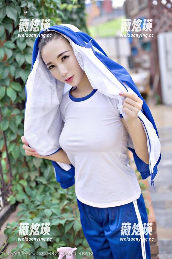 青豆客 - 久违的黑白风？谭晓彤的福利写真让我意识到，原来黑白也可以这么俏皮！