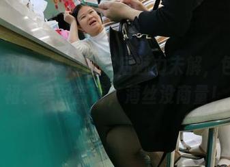 魔镜街拍 – 婷婷的午后魅力未解，包臀灰裙、美图高清，薄丝没商量！