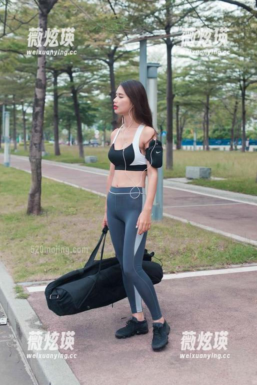 魔镜街拍 - 曼曼的短裙写照，套图让人一秒进入梦游状态：我家门口都没有短裙！