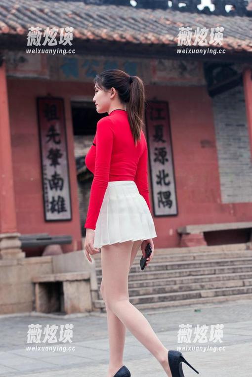 魔镜街拍私拍丛书，白色短裙的小姐姐每一个角度都是风景，我只能目不转睛。