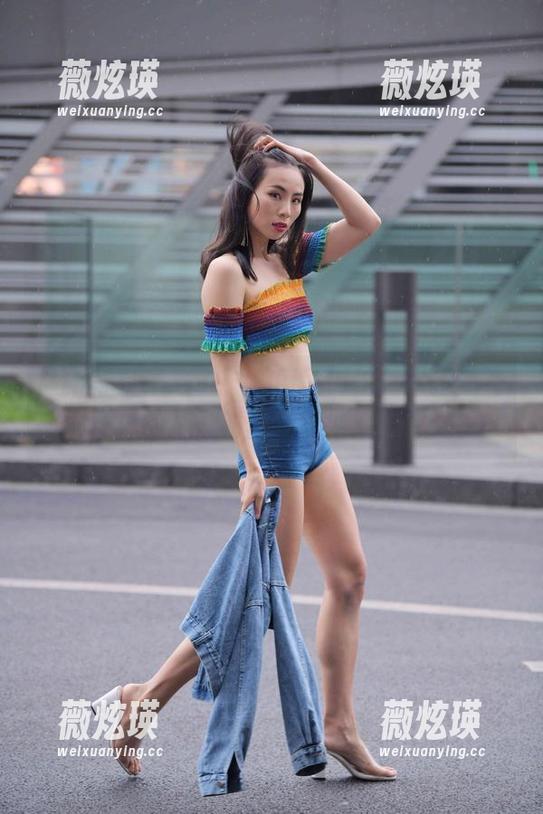 最新写真集来了！“魔镜街拍”又把紧身裤女神的绝妙时刻捕捉得淋漓尽致。